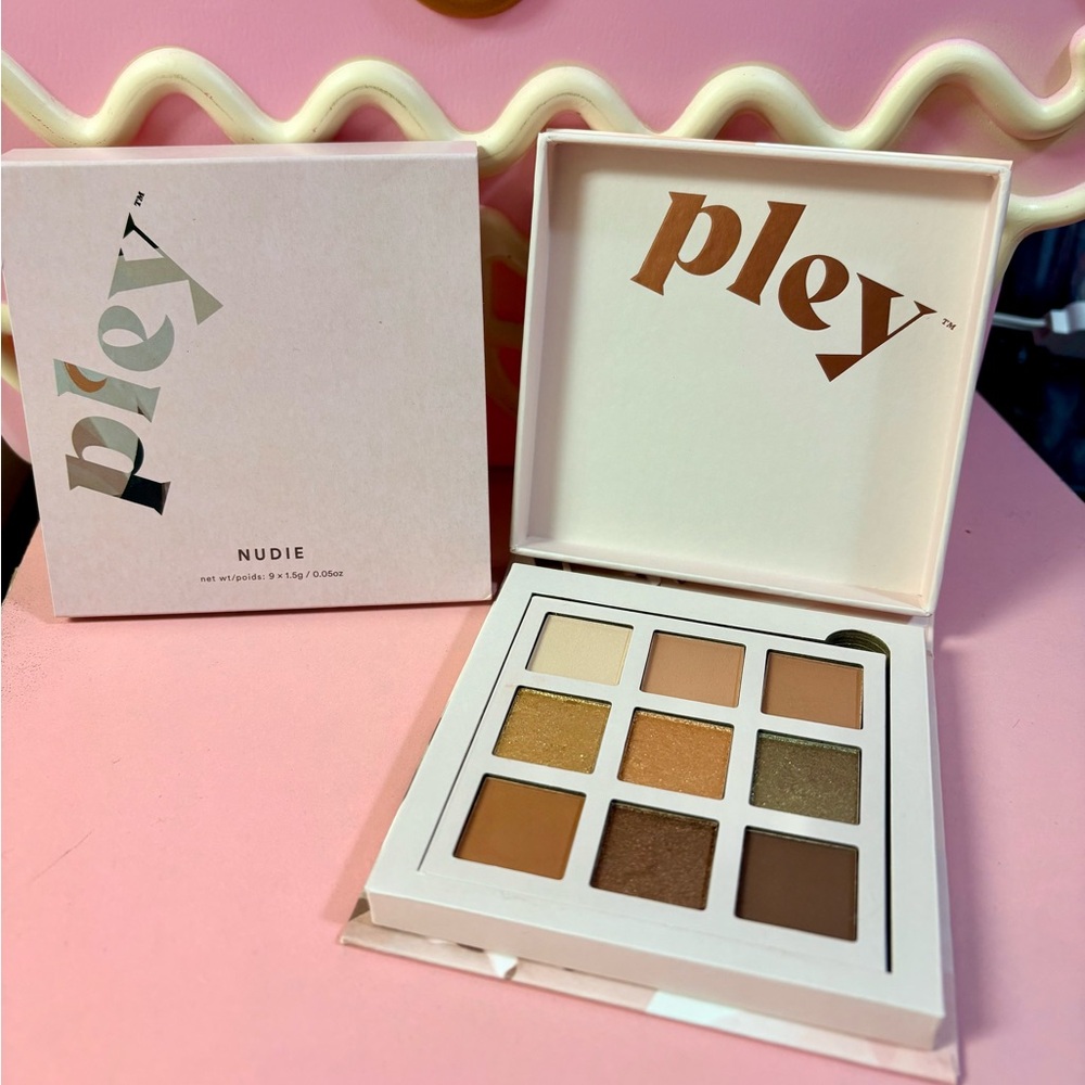 Play Eyeshadow Palette - Neutral & Shimmer Greens NIB